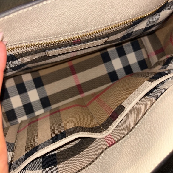 BURBERRY BUCKLE TOTE - Picture 5 of 8